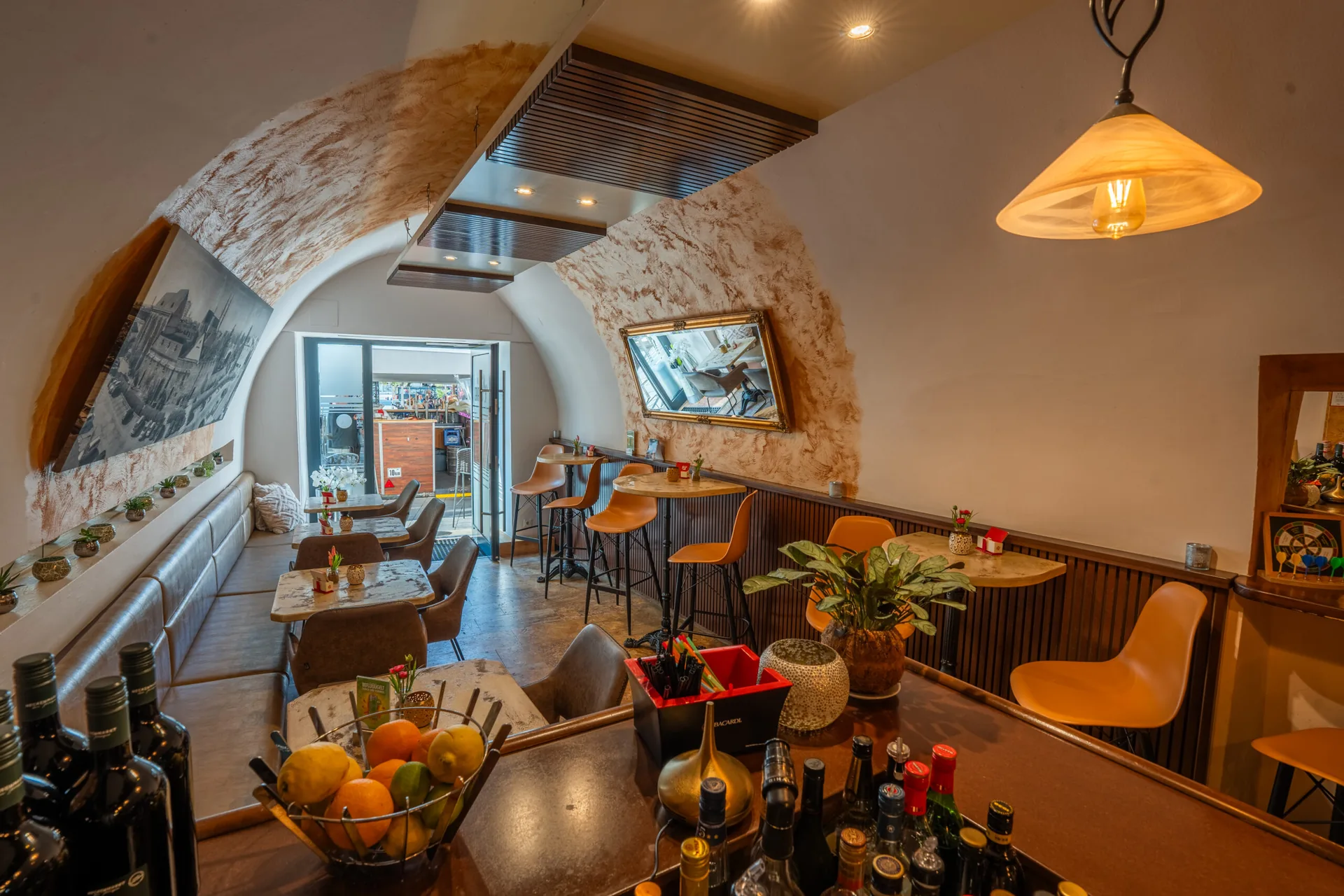 Gastraum des Cavallo mit Gewölbe, Bar und Sitzplätzen